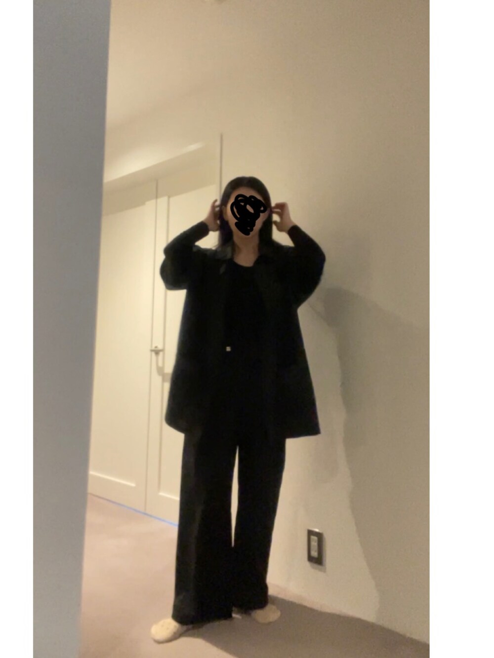 ブラック系のその他パンツ、ブラック系のタンクトップを着用したレディースの春コーディネートの2枚目の写真