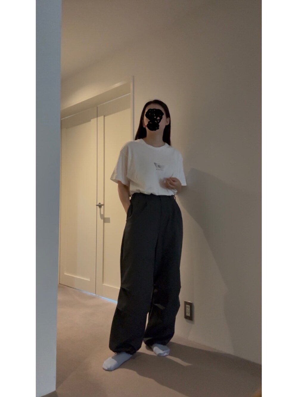 ブルー系のスニーカー、グレー系のその他パンツ、シルバー系のメガネを着用したレディースの秋コーディネートの2枚目の写真