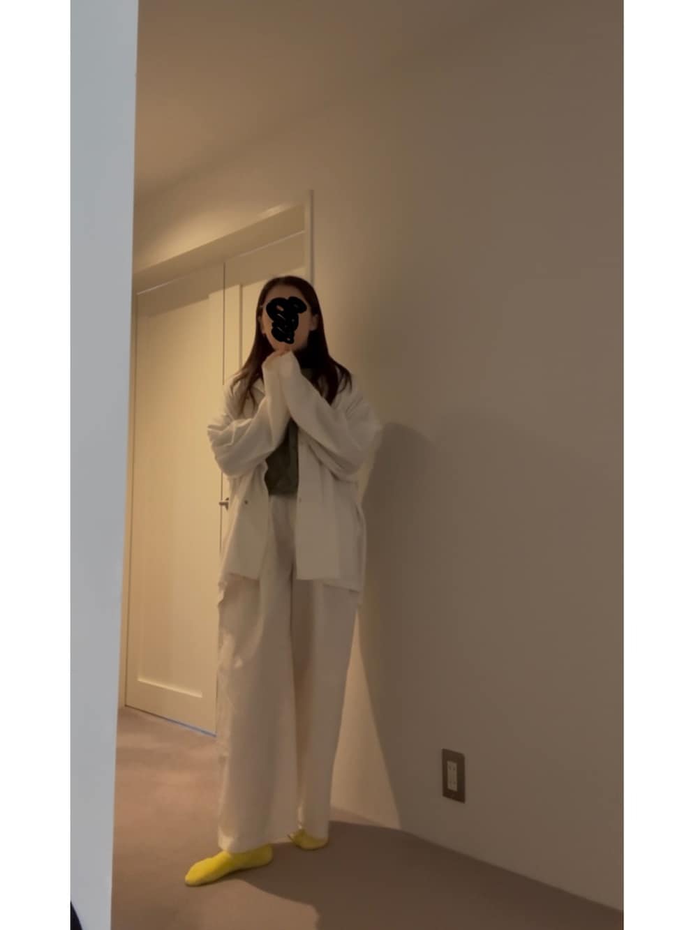 ブルー系のスニーカー、グリーン系のベスト、ホワイト系のシャツ/ブラウスを着用したレディースの秋コーディネートの3枚目の写真