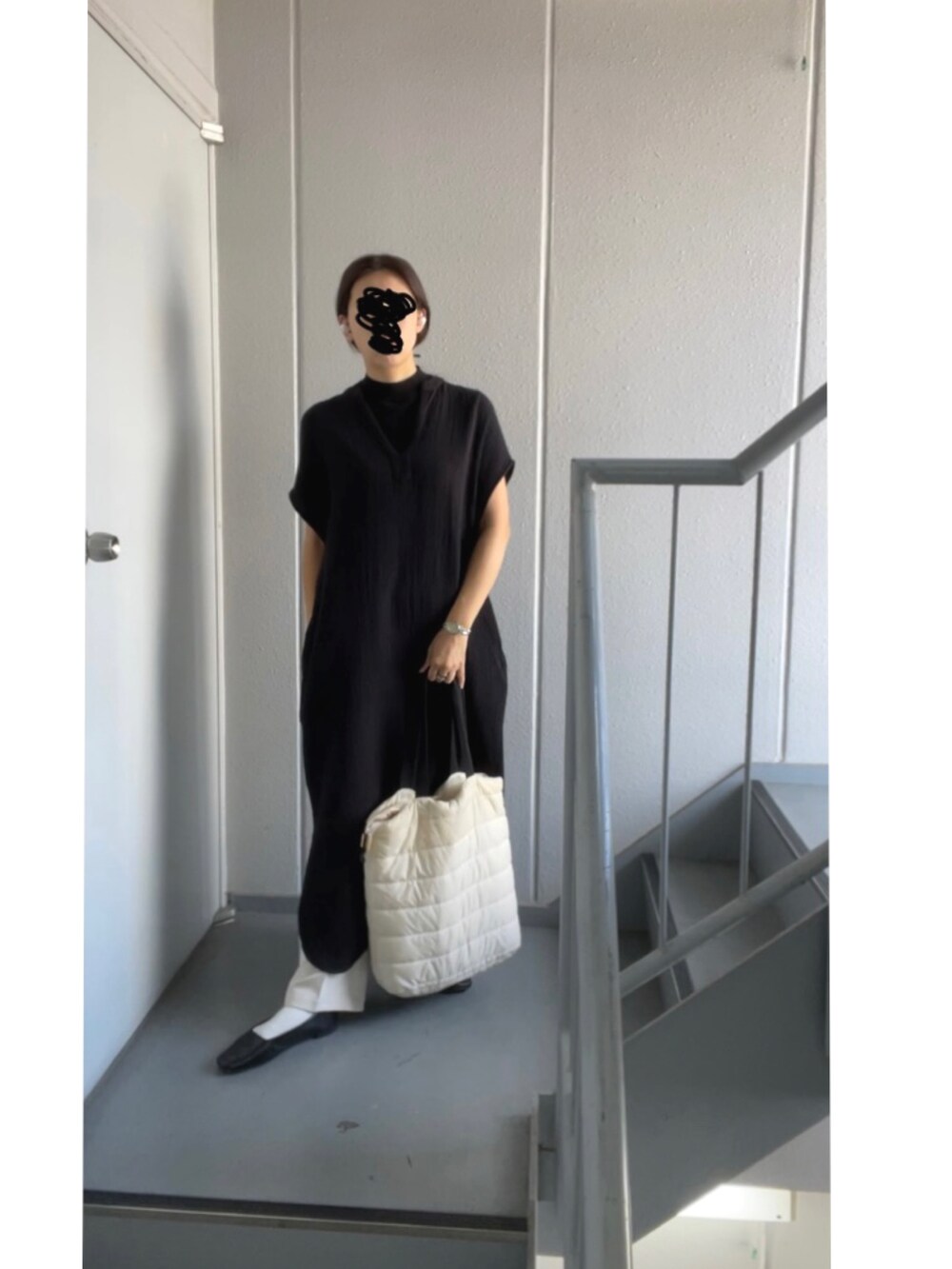 ブラック系のニット/セーター、ブラック系のワンピース、ベージュ系のその他パンツを着用したレディースの秋コーディネートの5枚目の写真