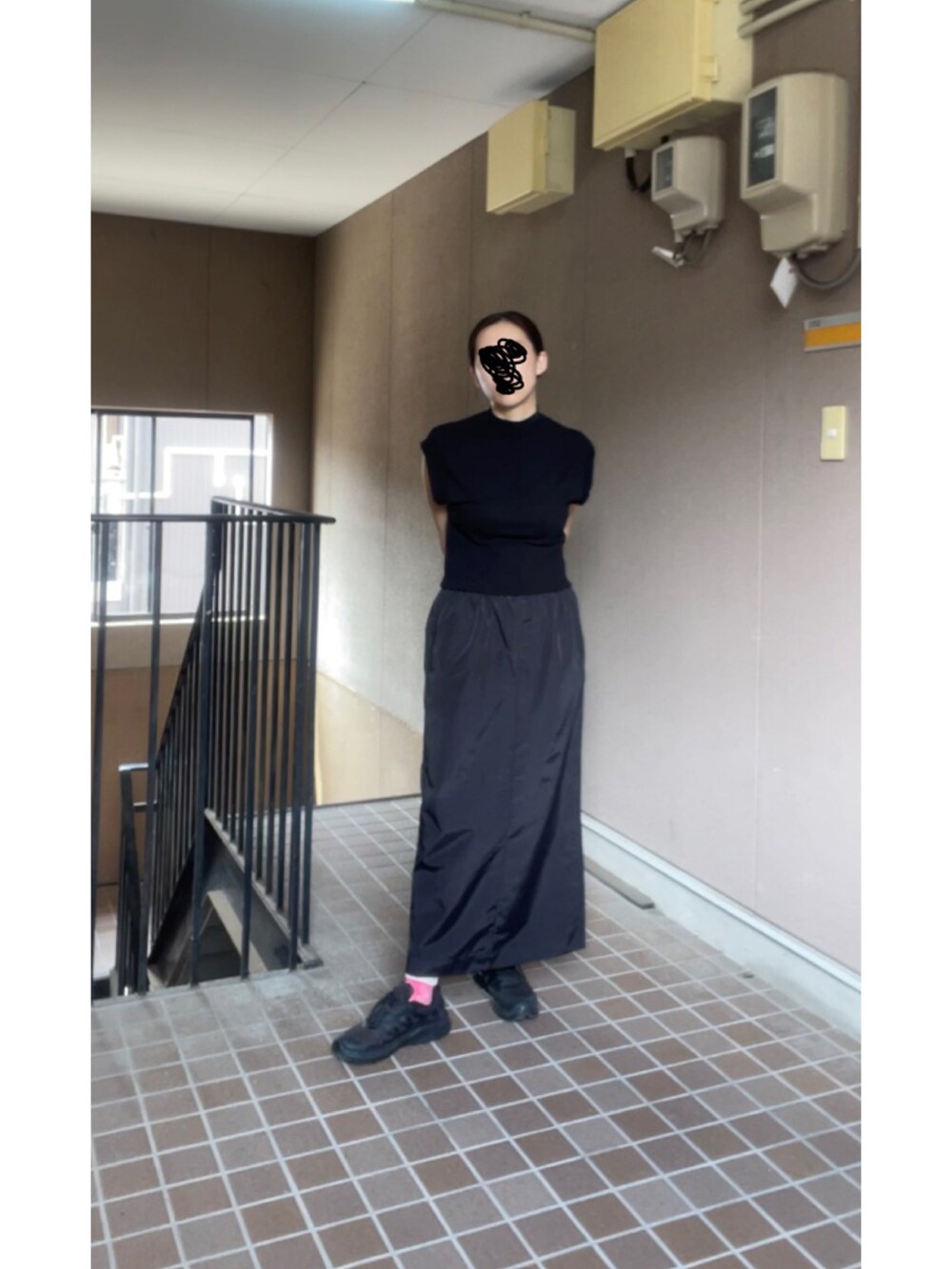 ブラック系のスカート、ブラック系のニット/セーター、ブラック系のスニーカーを着用したレディースの秋コーディネートの3枚目の写真