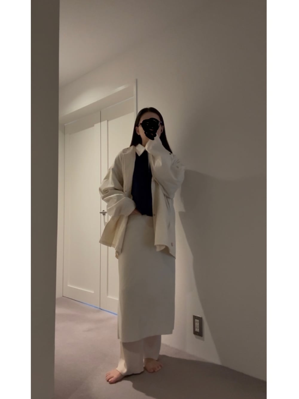 ホワイト系のその他パンツ、ブルー系のスニーカー、ホワイト系のシャツ/ブラウスを着用したレディースの春コーディネートの2枚目の写真