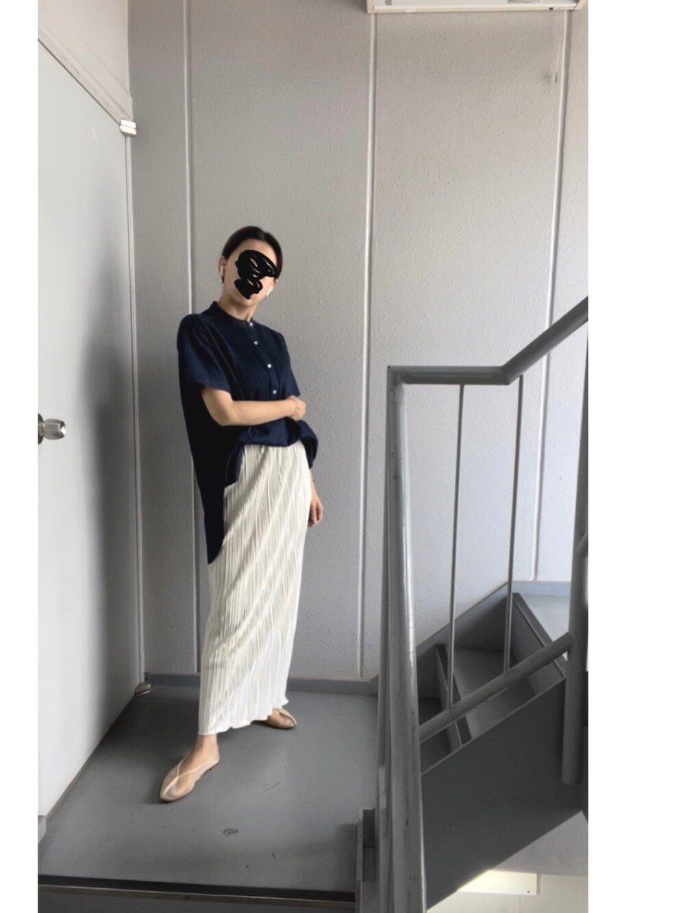 ブルー系のシャツ/ブラウス、ベージュ系のスカート、ホワイト系のバレエシューズを着用したレディースの夏コーディネートの2枚目の写真