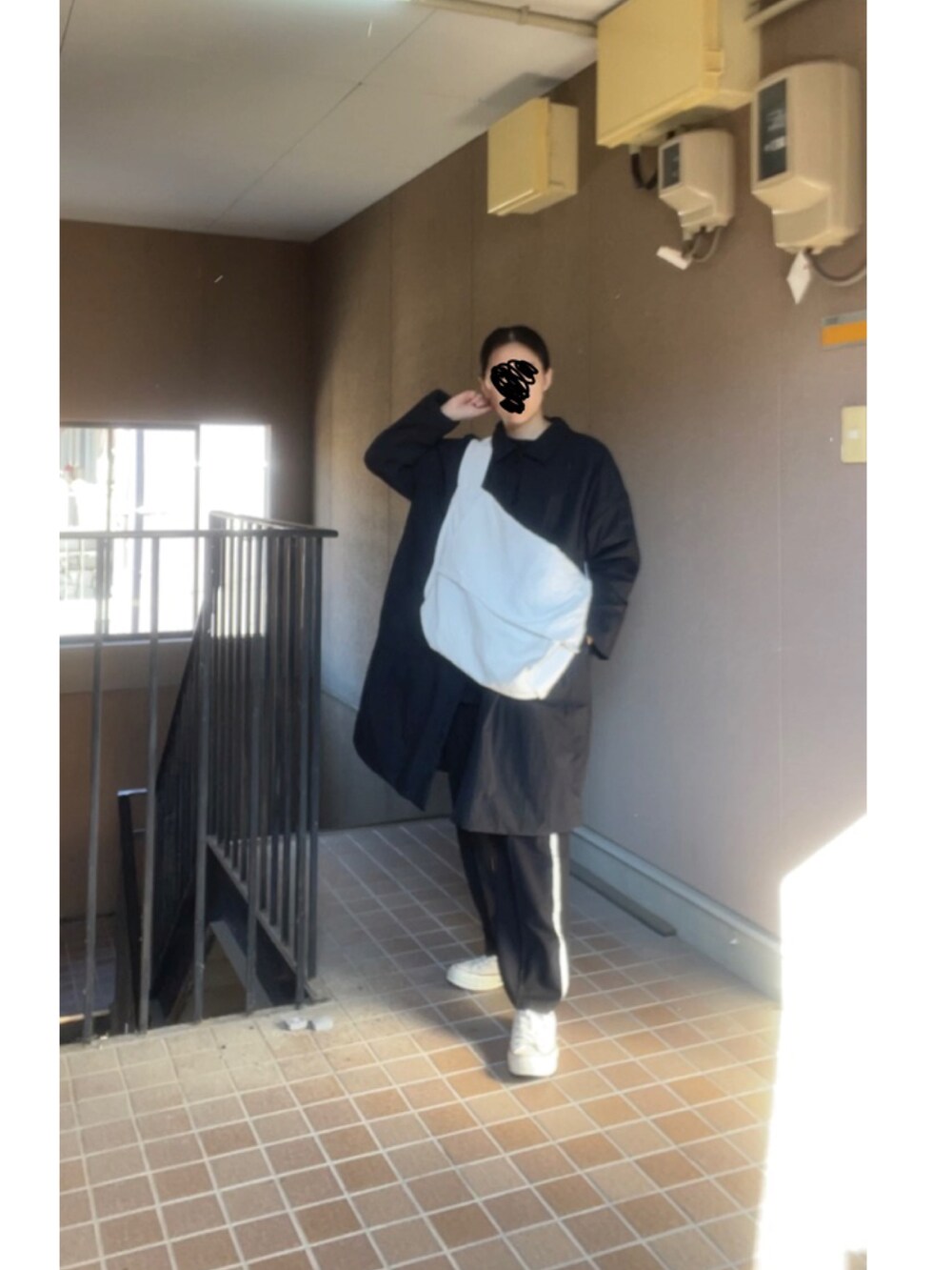 ブラック系のその他パンツ、ホワイト系のスニーカー、ブラック系のシャツ/ブラウスを着用したレディースの秋コーディネートの2枚目の写真