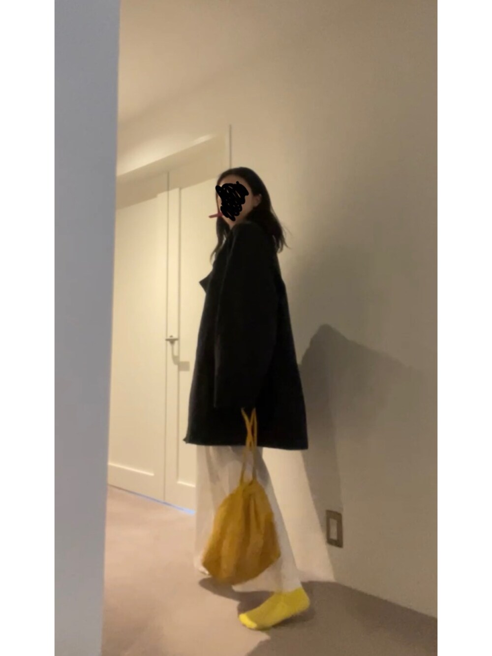 ホワイト系のポロシャツ、ブラック系のスニーカーを着用したレディースの春コーディネートの5枚目の写真