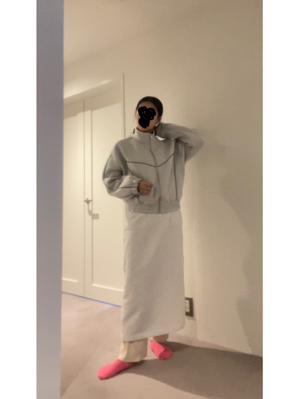 ホワイト系のスカート、グレー系のジャージ、ホワイト系のその他パンツを着用したレディースの冬コーディネートの2枚目の写真