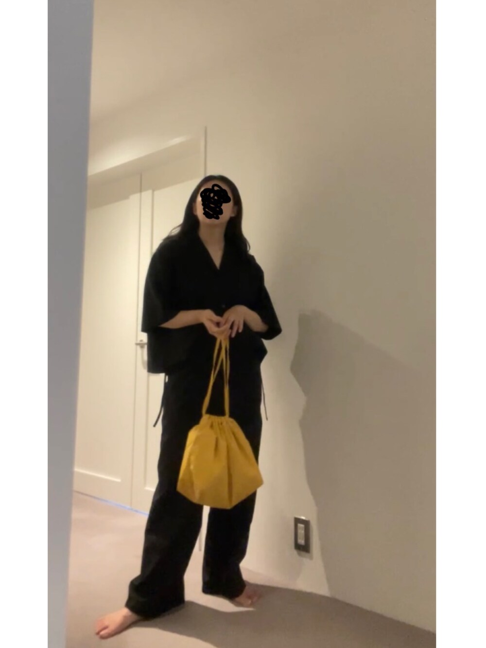 ブラック系のシャツ/ブラウス、ブラック系のその他パンツ、ブルー系のスニーカーを着用したレディースの夏コーディネートの2枚目の写真