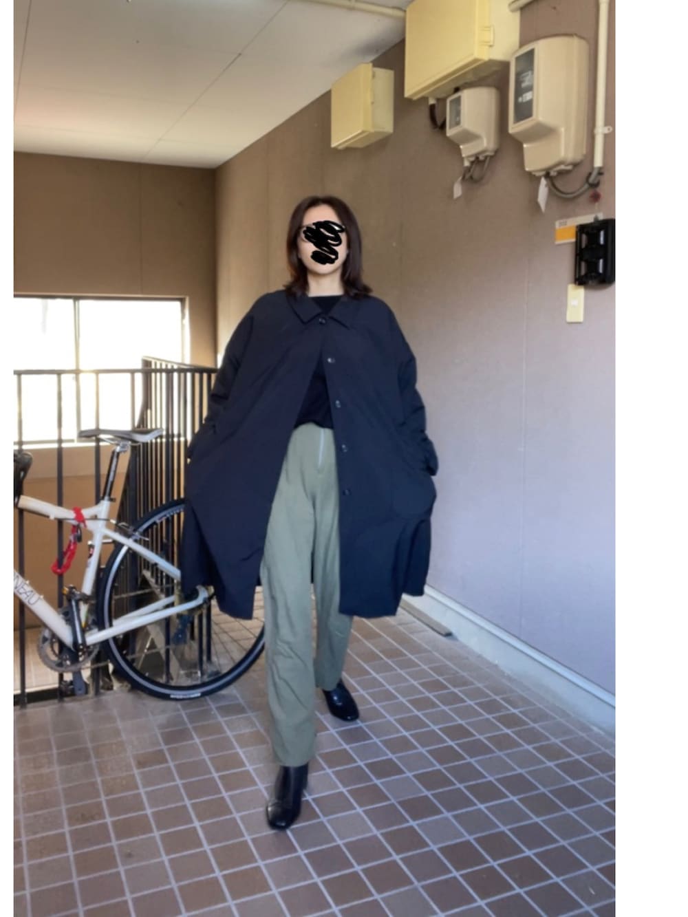 ブラック系のブーツ、グリーン系のカーゴパンツ、ブラック系のその他アウターを着用したレディースの冬コーディネートの2枚目の写真