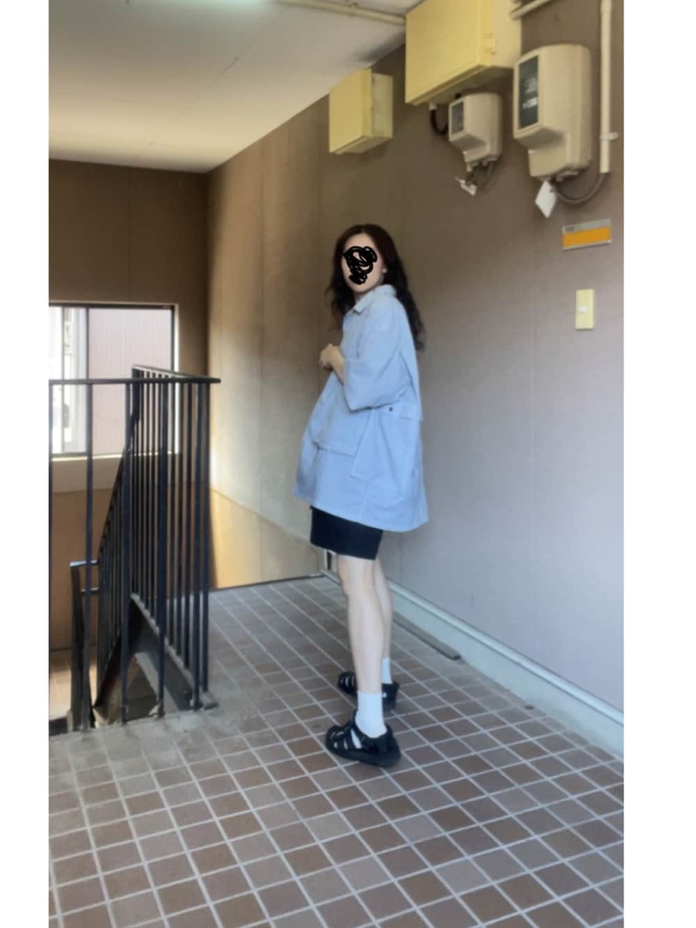 ブラック系のサンダル、ブラック系のその他パンツ、グレー系のタンクトップを着用したレディースの秋コーディネートの2枚目の写真