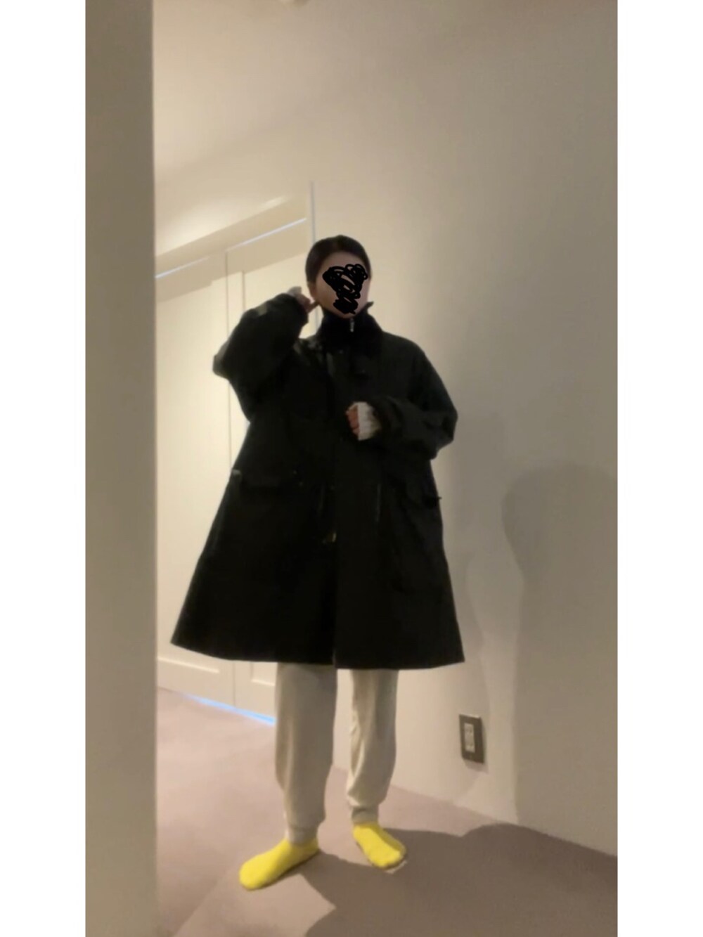 ホワイト系のパンツ、ブルー系のニット/セーター、ブラック系のスニーカーを着用したレディースの春コーディネートの2枚目の写真