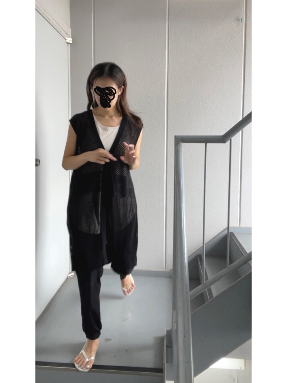 ブラック系のベスト、ブラック系のその他パンツ、シルバー系のサンダルを着用したレディースの夏コーディネートの4枚目の写真