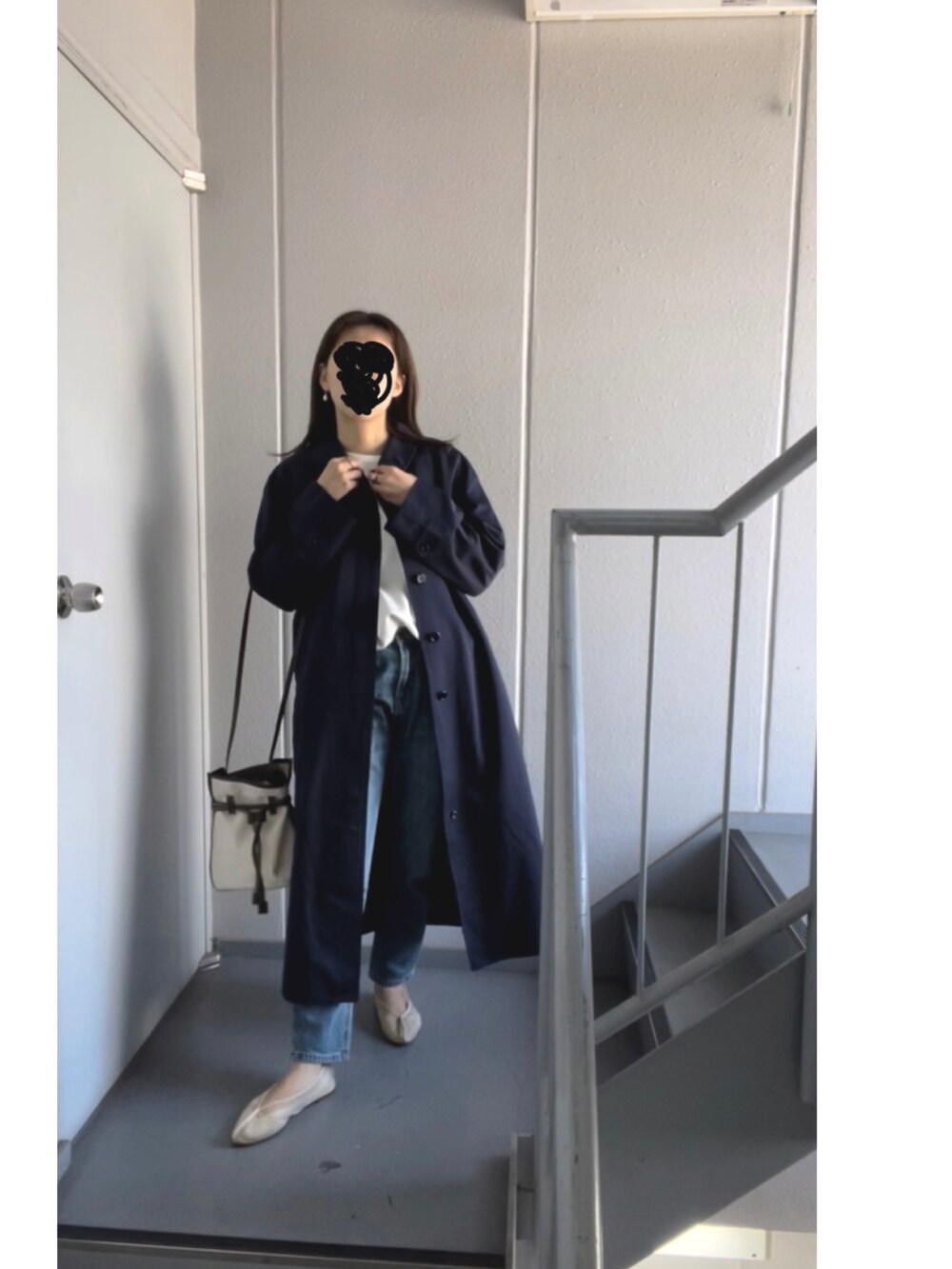 ブルー系のデニムパンツ、ホワイト系のバレエシューズ、ホワイト系のショルダーバッグを着用したレディースの春コーディネートの5枚目の写真