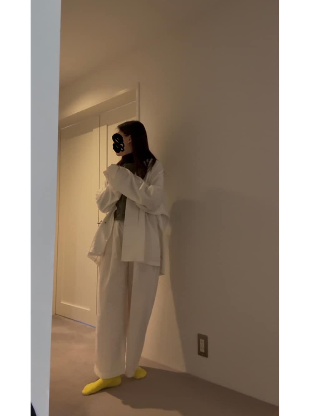 ブルー系のスニーカー、グリーン系のベスト、ホワイト系のシャツ/ブラウスを着用したレディースの秋コーディネートの4枚目の写真