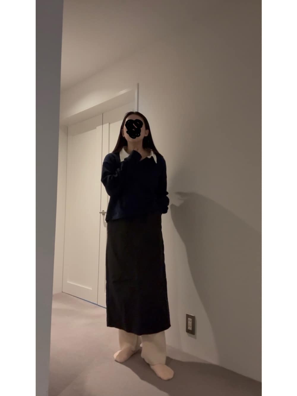 ホワイト系のその他パンツ、ブラック系のスカート、ブルー系のスニーカーを着用したレディースの春コーディネートの2枚目の写真