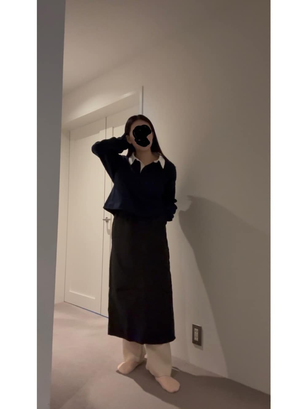 ホワイト系のその他パンツ、ブラック系のスカート、ブルー系のスニーカーを着用したレディースの春コーディネートの3枚目の写真