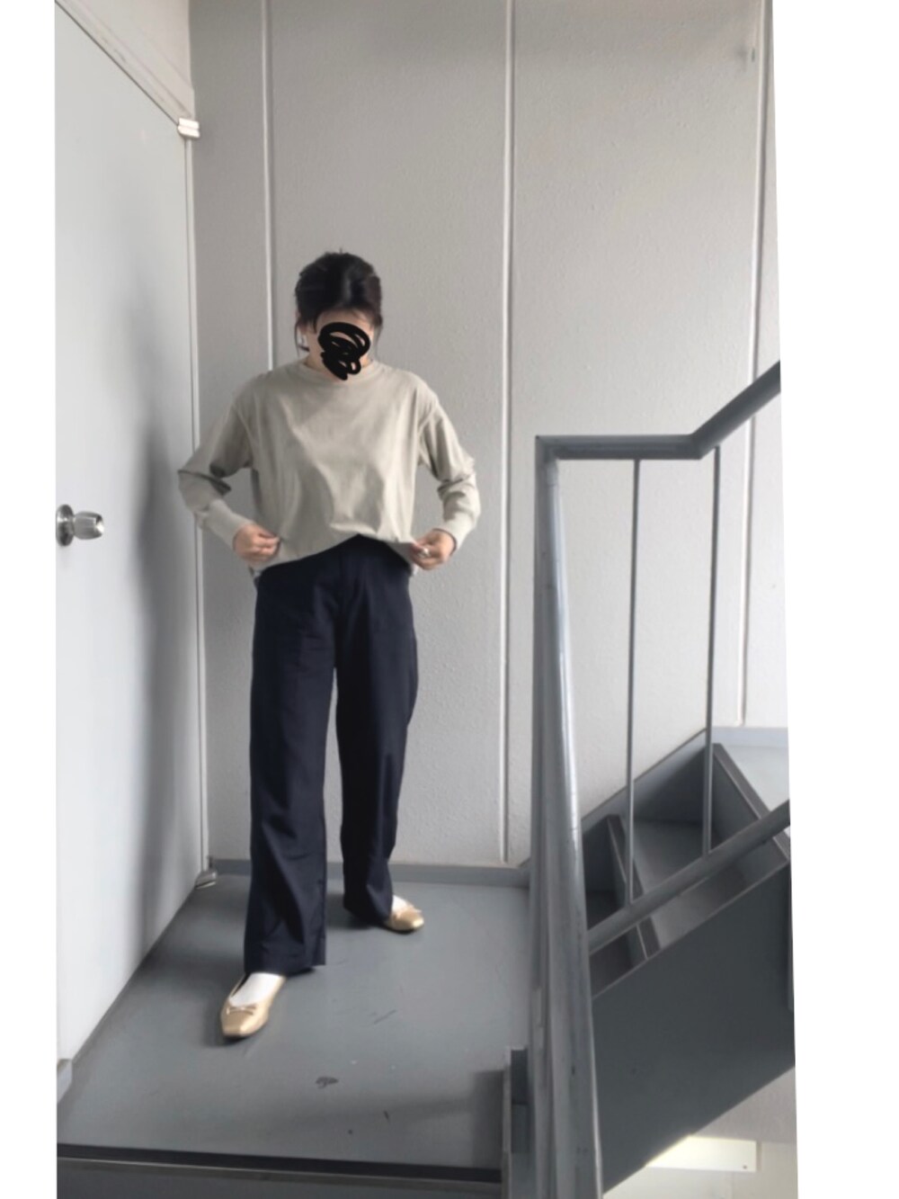 ベージュ系のTシャツ/カットソー、ブルー系のその他パンツを着用したレディースの春コーディネートの3枚目の写真