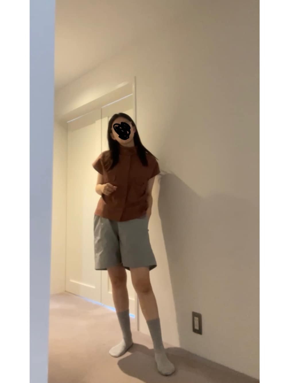 ブラウン系のシャツ/ブラウス、グレー系のパンツ、ブラック系のパンプスを着用したレディースの夏コーディネートの4枚目の写真