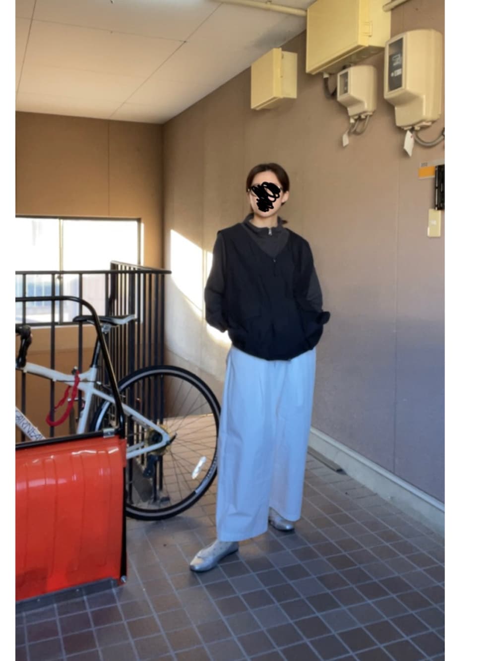 ブラック系のベスト、シルバー系のバレエシューズを着用したレディースの冬コーディネートの2枚目の写真