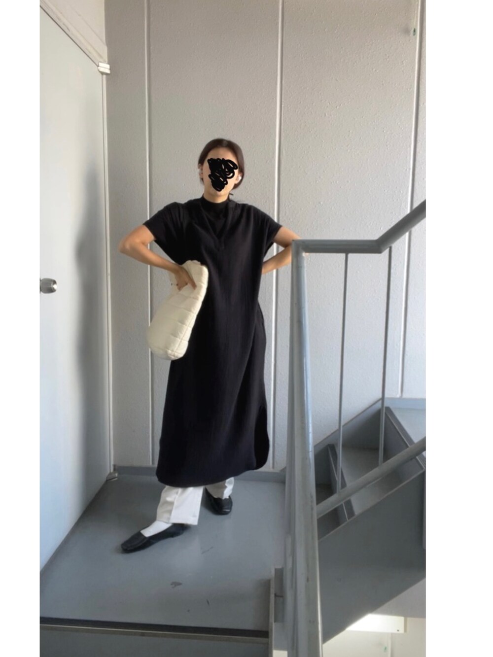 ブラック系のニット/セーター、ブラック系のワンピース、ベージュ系のその他パンツを着用したレディースの秋コーディネートの4枚目の写真