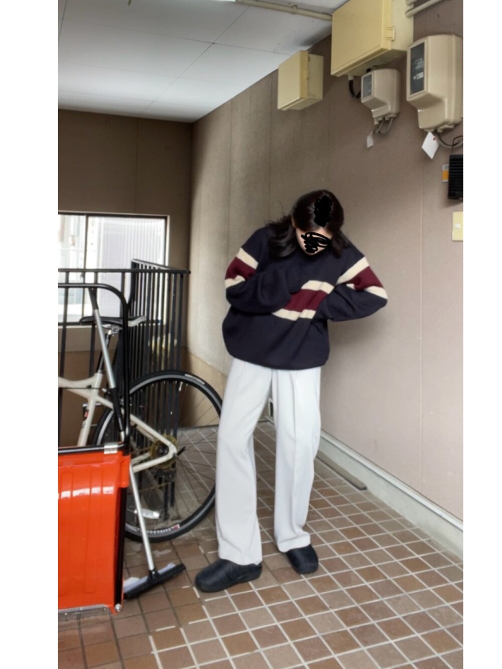 ブラック系のサンダル、グレー系のスラックスを着用したレディースの冬コーディネートの4枚目の写真