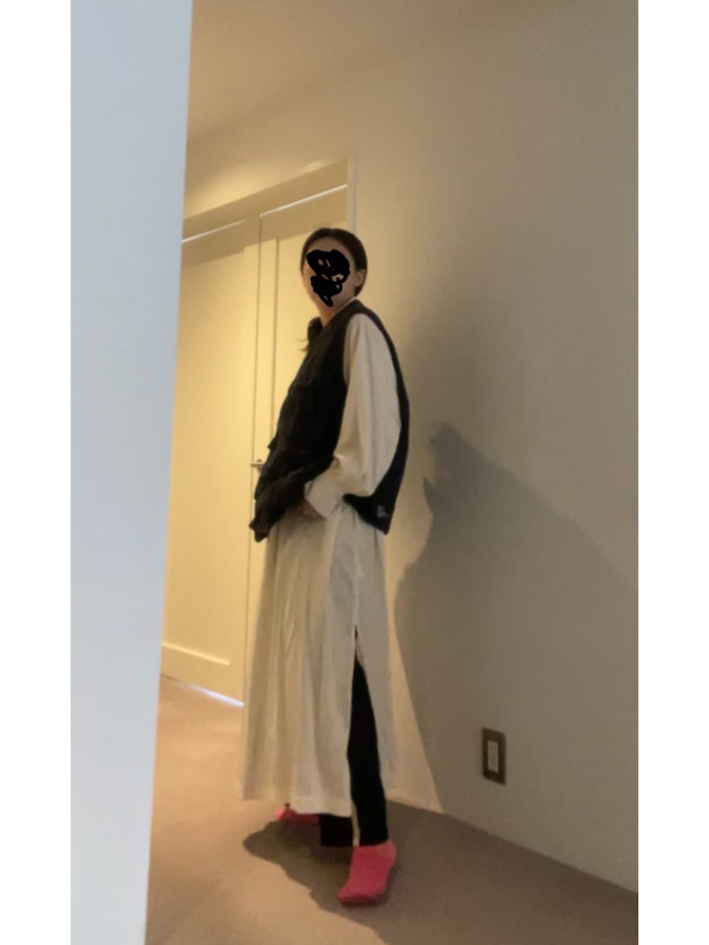 ブラック系のその他パンツ、ブラック系のサンダルを着用したレディースの春コーディネートの4枚目の写真