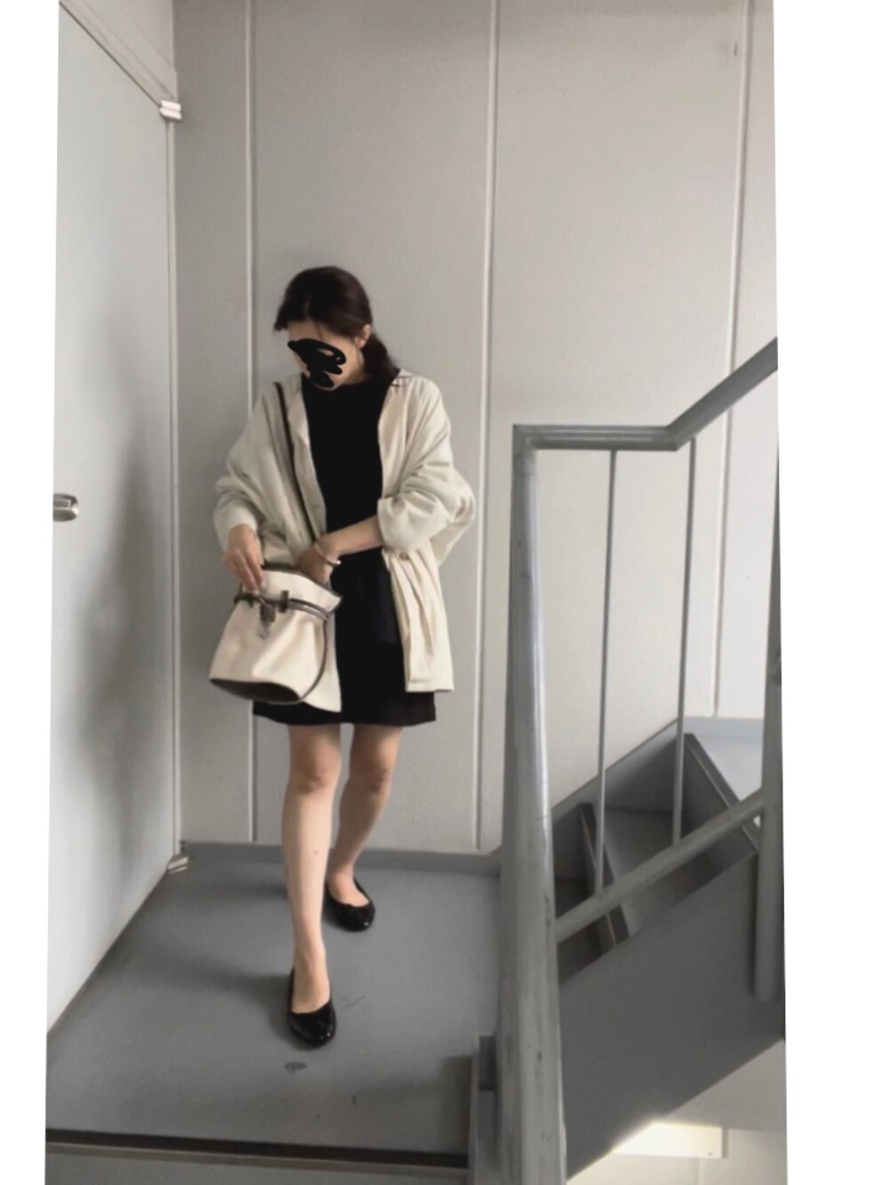 ブラック系のTシャツ/カットソー、ブラック系のその他パンツ、ホワイト系のショルダーバッグを着用したレディースの春コーディネートの4枚目の写真