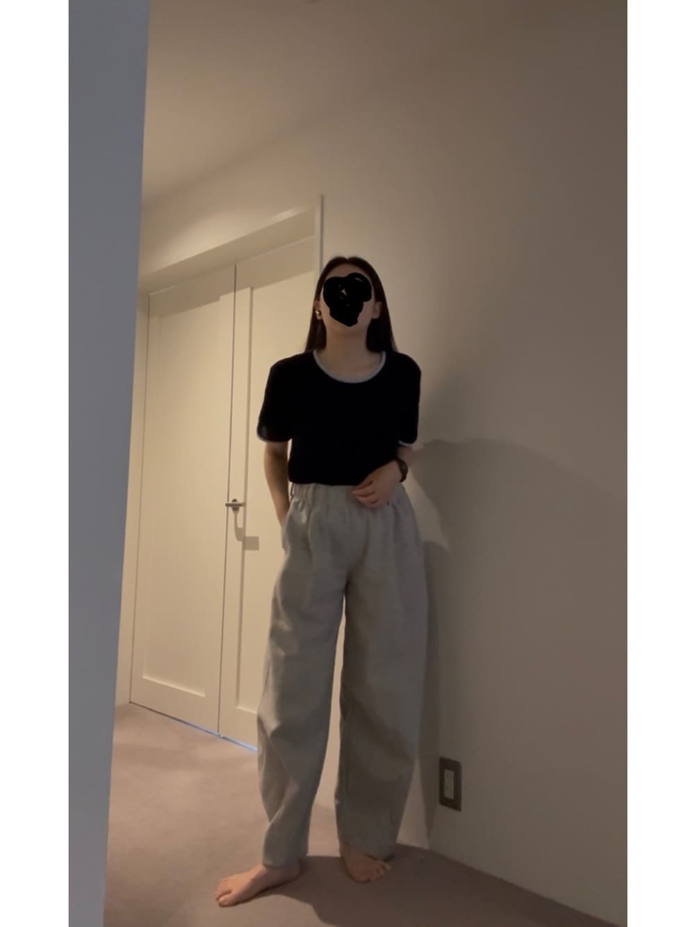 グレー系のその他パンツ、シルバー系のスニーカーを着用したレディースの夏コーディネートの2枚目の写真