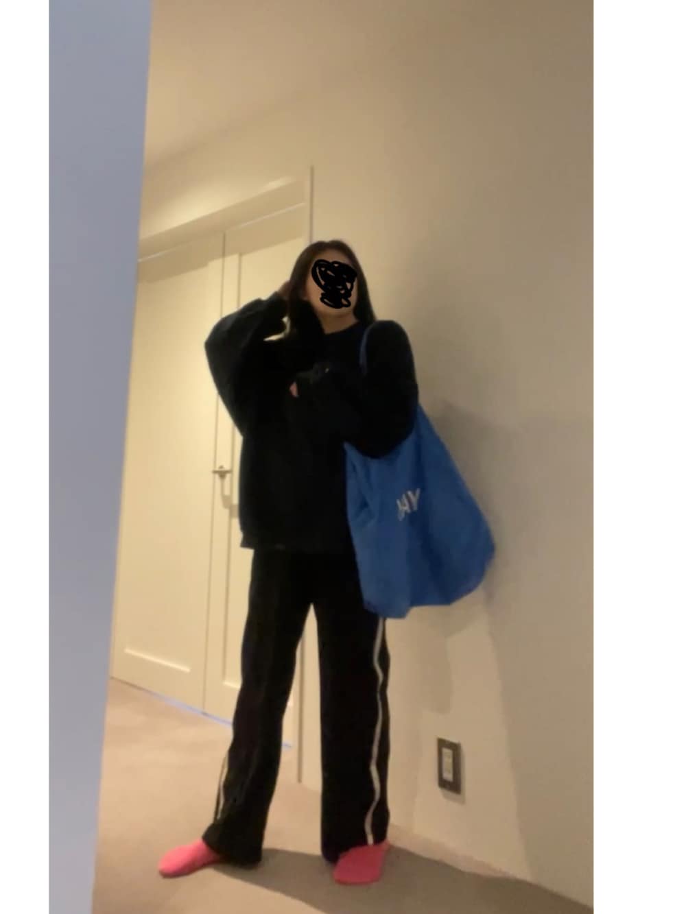 ブラック系のその他パンツ、ブルー系のトートバッグ、ホワイト系のスニーカーを着用したレディースの春コーディネートの2枚目の写真