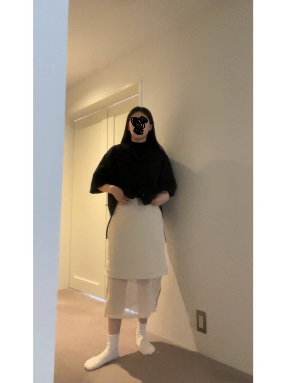 ブラック系のシャツ/ブラウス、ホワイト系のスカート、ブラック系のスニーカーを着用したレディースの夏コーディネートの4枚目の写真