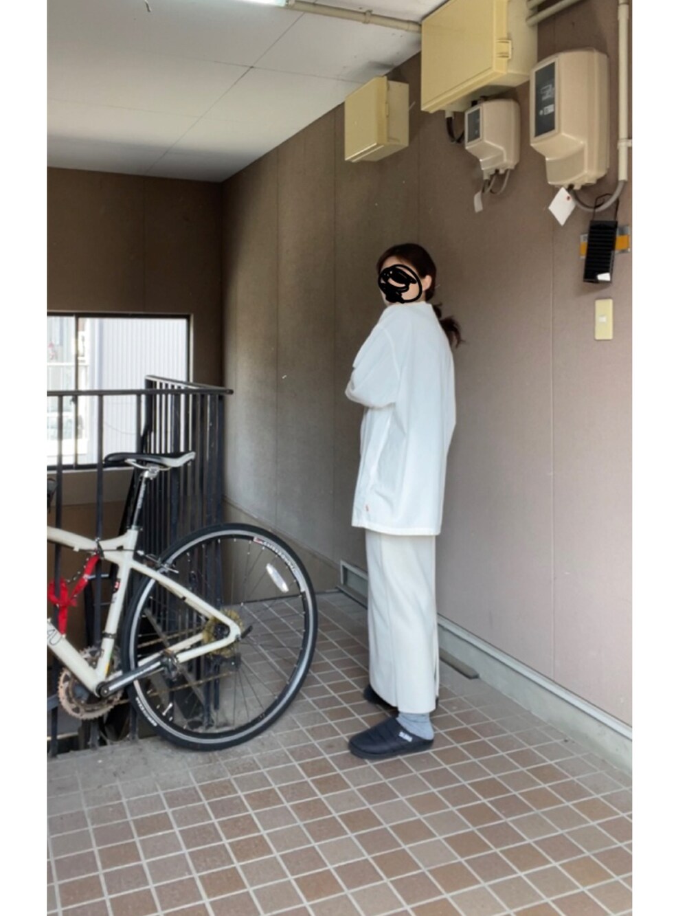 ホワイト系のシャツ/ブラウス、ホワイト系のスカート、ブラック系のサンダルを着用したレディースの春コーディネートの2枚目の写真