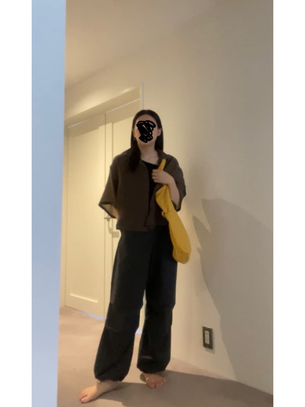 ブラウン系のシャツ/ブラウス、グレー系のその他パンツ、ホワイト系のサンダルを着用したレディースの夏コーディネートの2枚目の写真