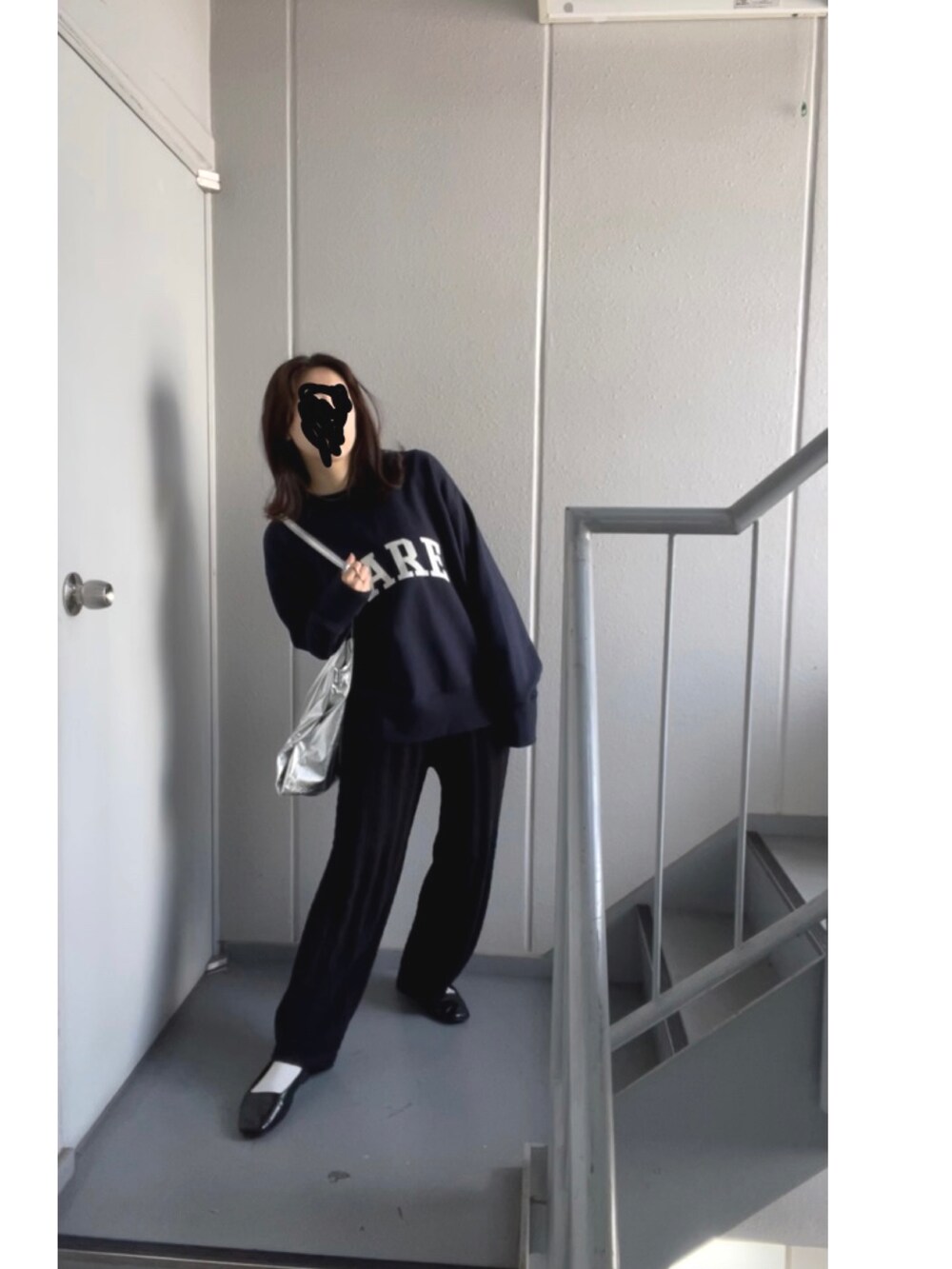 シルバー系のエコバッグ/サブバッグ、ブルー系のスウェット、ブラック系のその他パンツを着用したレディースの冬コーディネートの3枚目の写真