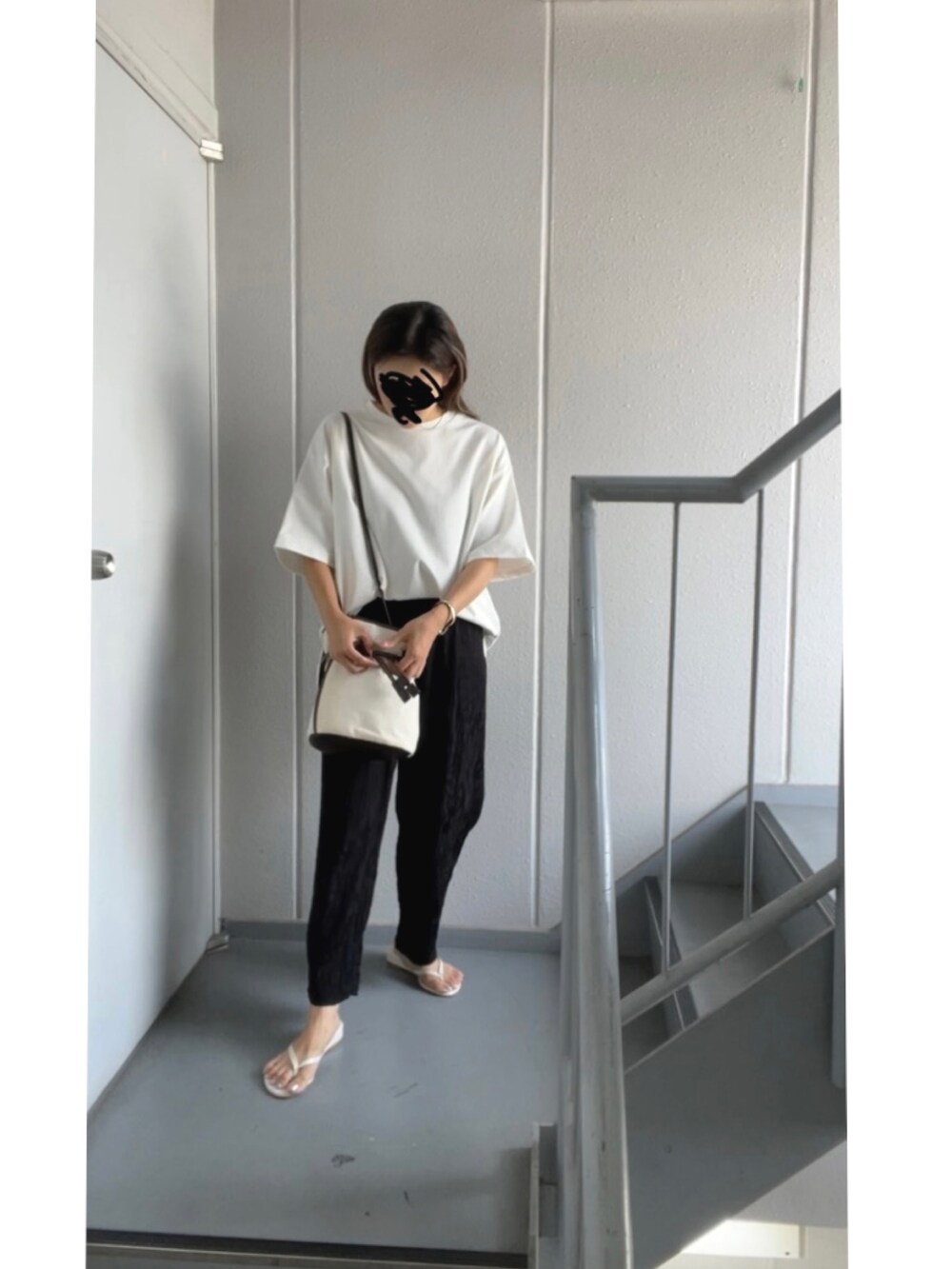 ホワイト系のTシャツ/カットソー、ホワイト系のショルダーバッグ、ブラック系のその他パンツを着用したレディースの夏コーディネートの3枚目の写真