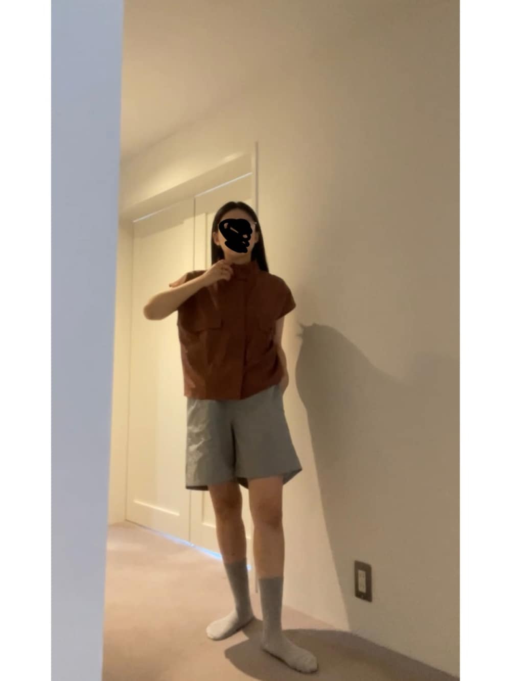 ブラウン系のシャツ/ブラウス、グレー系のパンツ、ブラック系のパンプスを着用したレディースの夏コーディネートの5枚目の写真