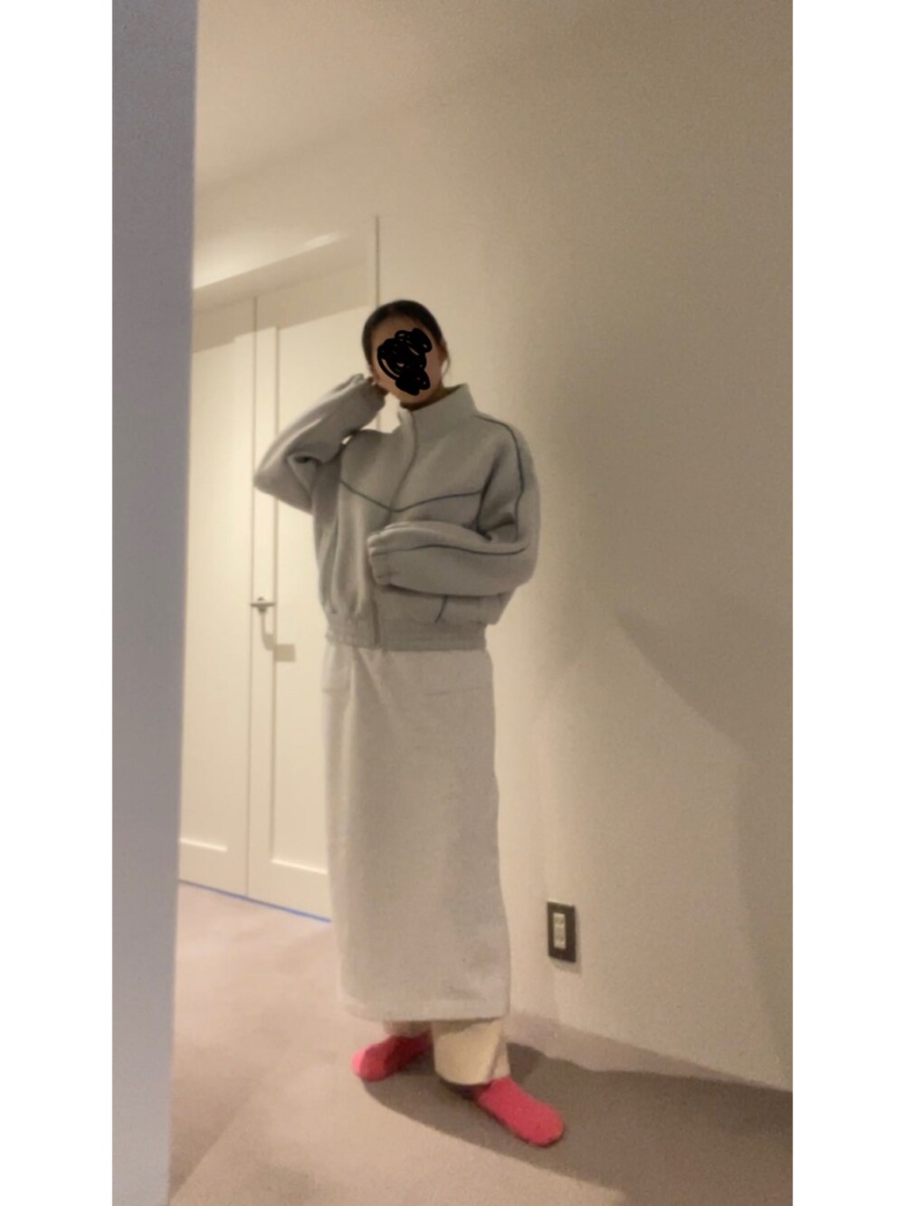 ホワイト系のスカート、グレー系のジャージ、ホワイト系のその他パンツを着用したレディースの冬コーディネートの4枚目の写真