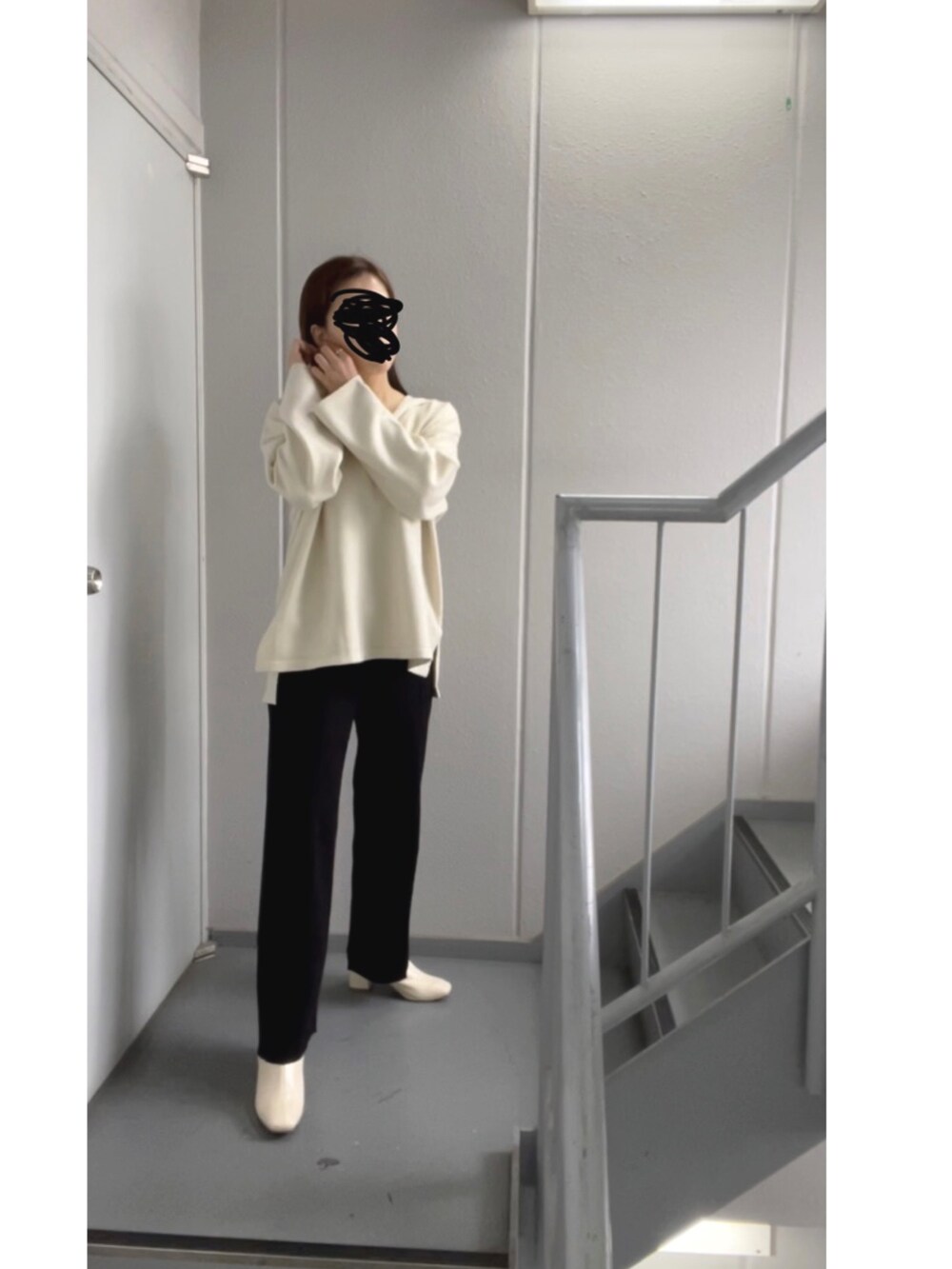 ホワイト系のニット/セーター、ブラック系のその他パンツ、ホワイト系のブーツを着用したレディースの秋コーディネートの5枚目の写真