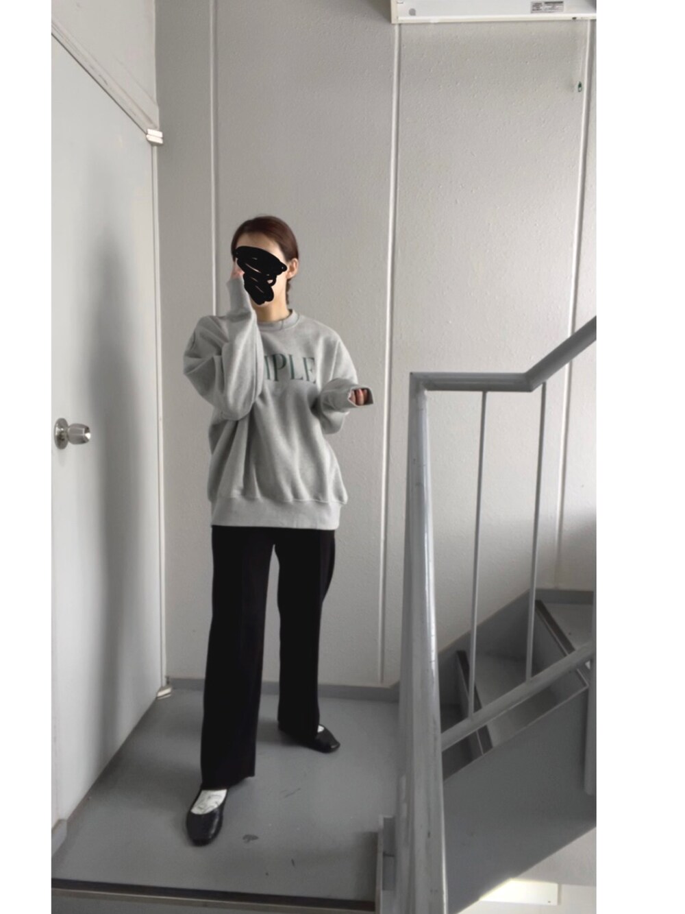 グレー系のスウェット、ブラック系のその他パンツ、ブラック系のパンプスを着用したレディースの冬コーディネートの2枚目の写真