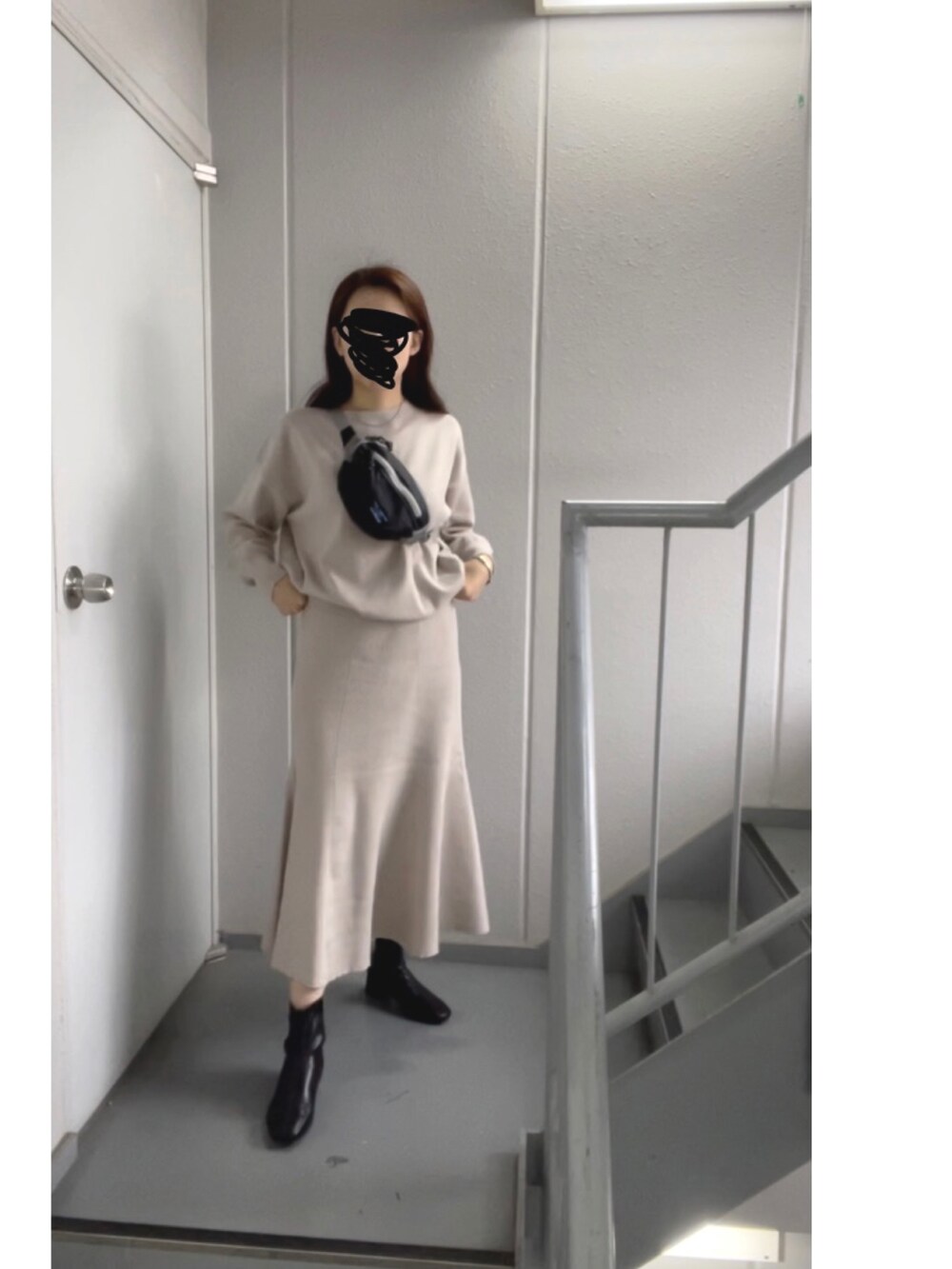 ブラック系のボディバッグ/ウエストポーチ、ブラック系のブーツを着用したレディースの冬コーディネートの3枚目の写真