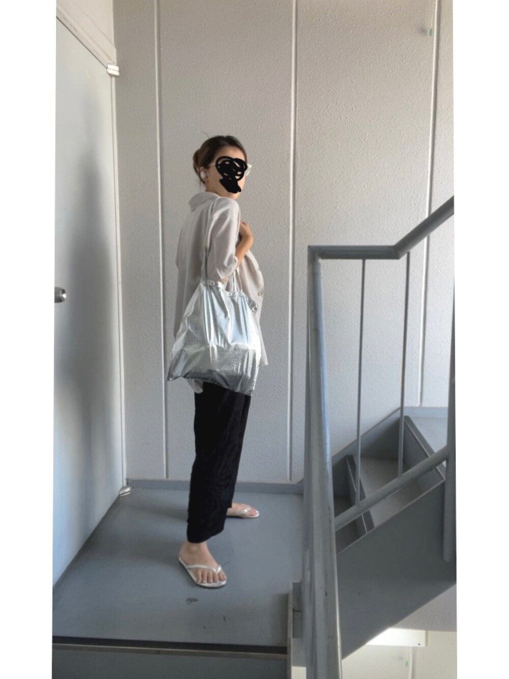 シルバー系のエコバッグ/サブバッグ、ブラック系のその他パンツ、シルバー系のサンダルを着用したレディースの夏コーディネートの5枚目の写真