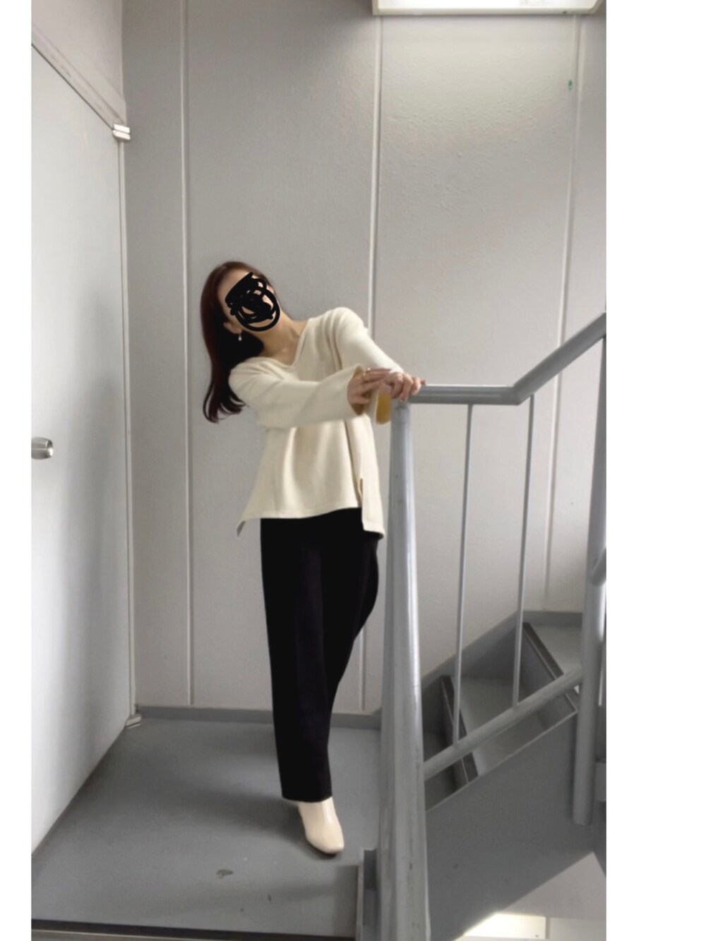 ホワイト系のニット/セーター、ブラック系のその他パンツ、ホワイト系のブーツを着用したレディースの秋コーディネートの2枚目の写真