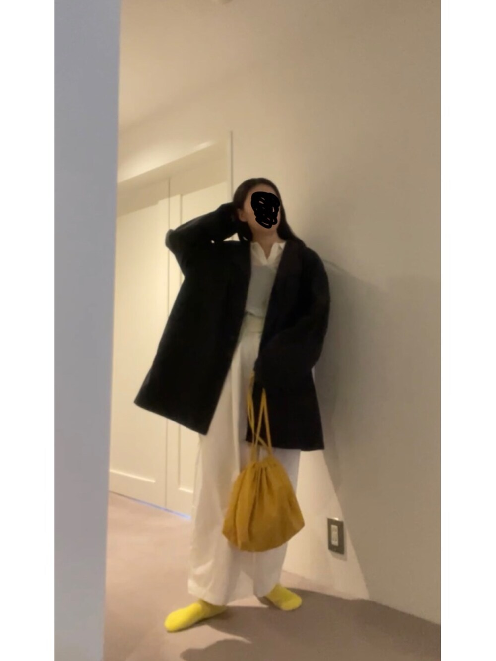 ホワイト系のポロシャツ、ブラック系のスニーカーを着用したレディースの春コーディネートの3枚目の写真