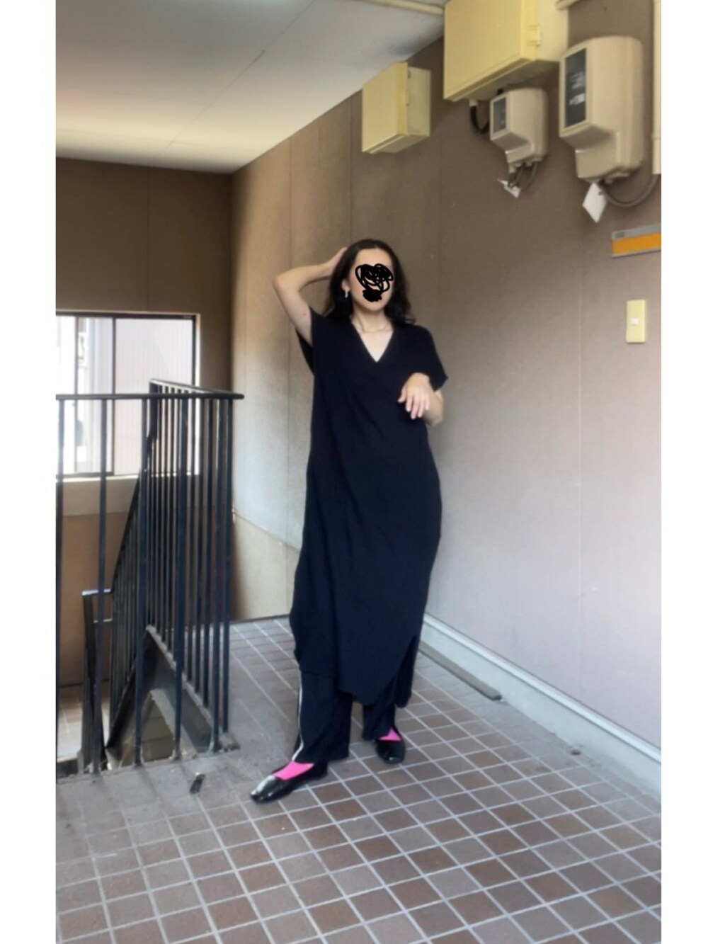 ブラック系のワンピース、ブラック系のパンプス、ブラック系のその他パンツを着用したレディースの夏コーディネートの3枚目の写真