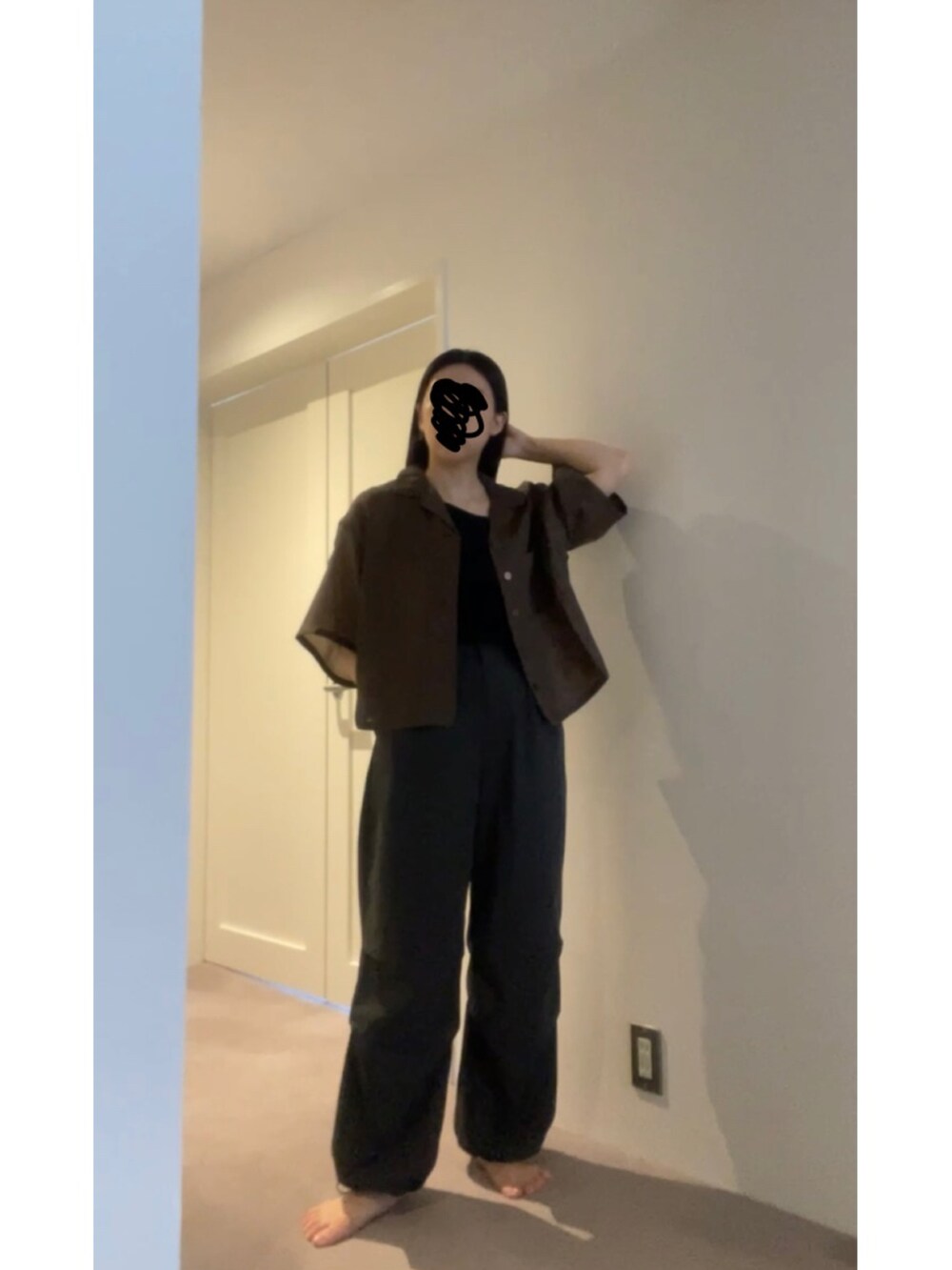 ブラウン系のシャツ/ブラウス、グレー系のその他パンツ、ホワイト系のサンダルを着用したレディースの夏コーディネートの4枚目の写真