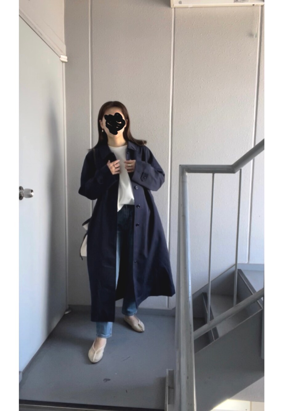 ブルー系のデニムパンツ、ホワイト系のバレエシューズ、ホワイト系のショルダーバッグを着用したレディースの春コーディネートの4枚目の写真