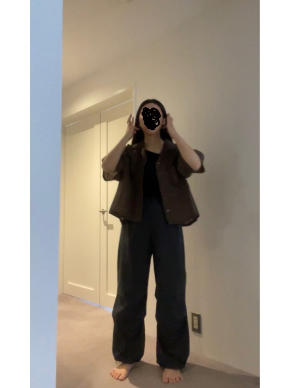 ブラウン系のシャツ/ブラウス、グレー系のその他パンツ、ホワイト系のサンダルを着用したレディースの夏コーディネートの5枚目の写真