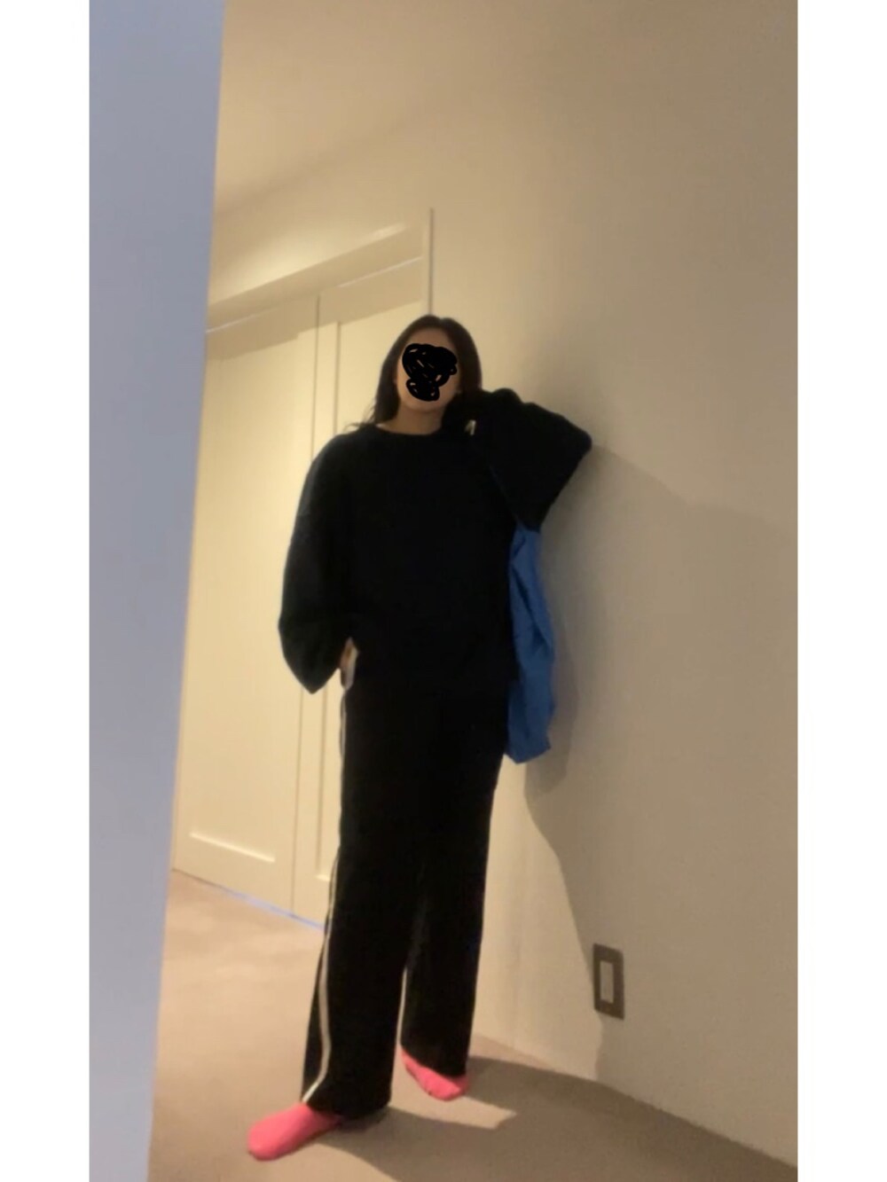 ブラック系のその他パンツ、ブルー系のトートバッグ、ホワイト系のスニーカーを着用したレディースの春コーディネートの3枚目の写真