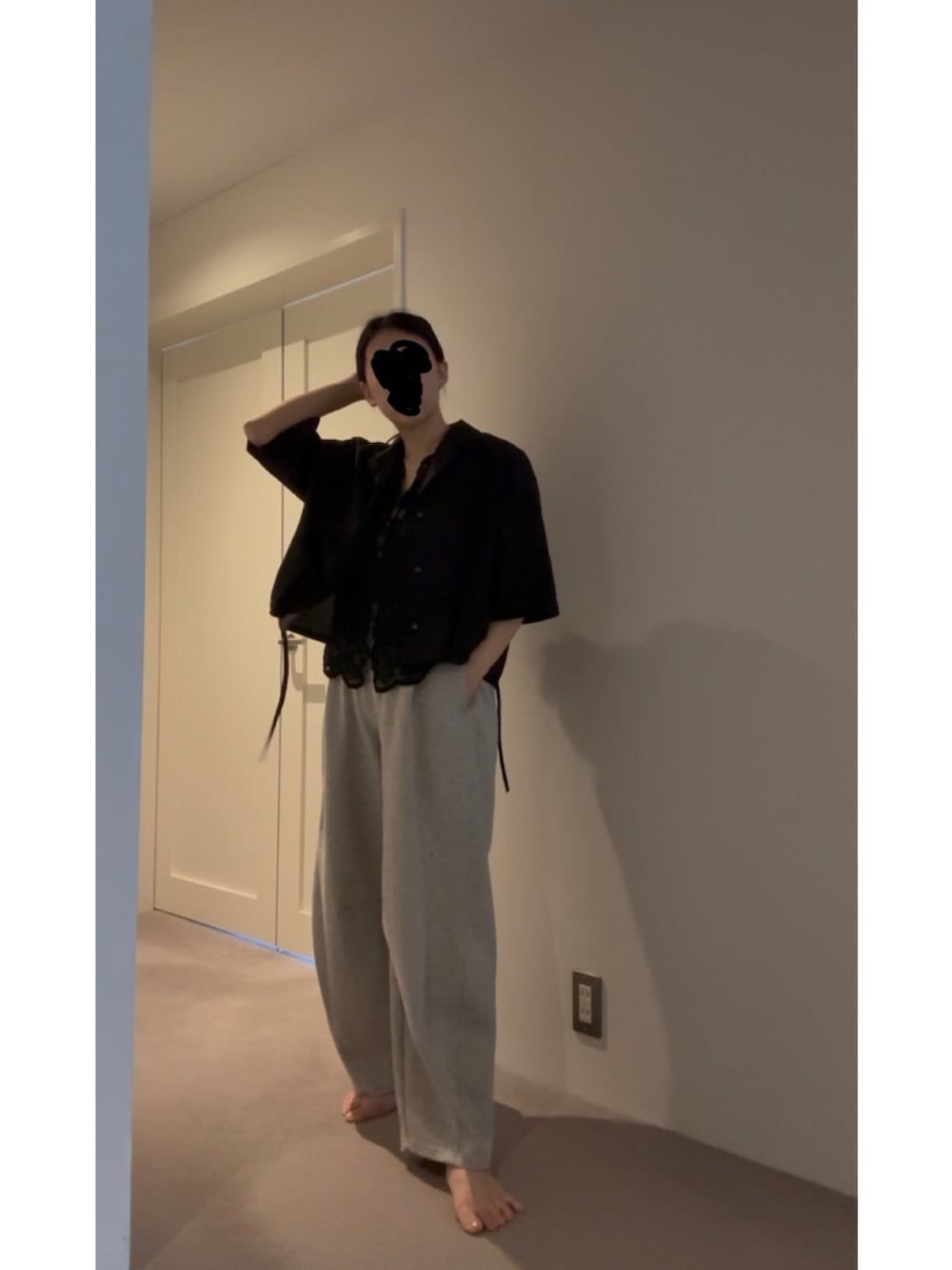 ブラック系のシャツ/ブラウス、グレー系のその他パンツ、シルバー系のスニーカーを着用したレディースの夏コーディネートの3枚目の写真