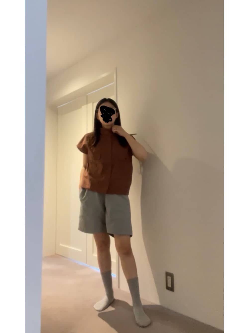 ブラウン系のシャツ/ブラウス、グレー系のパンツ、ブラック系のパンプスを着用したレディースの夏コーディネートの2枚目の写真