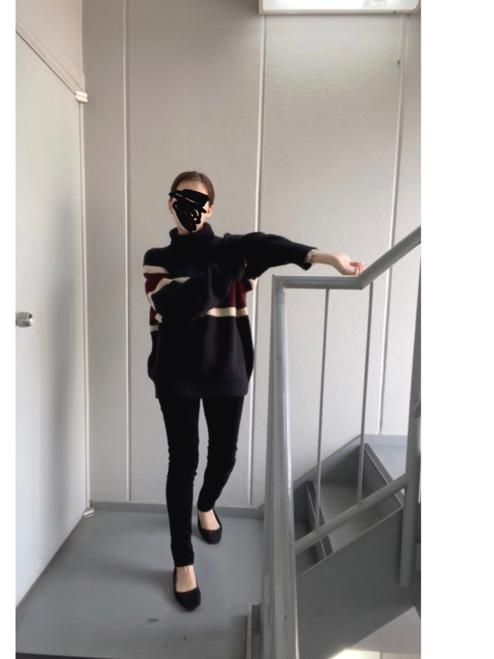 ブラック系のその他パンツ、ブラック系のパンプスを着用したレディースの秋コーディネートの3枚目の写真
