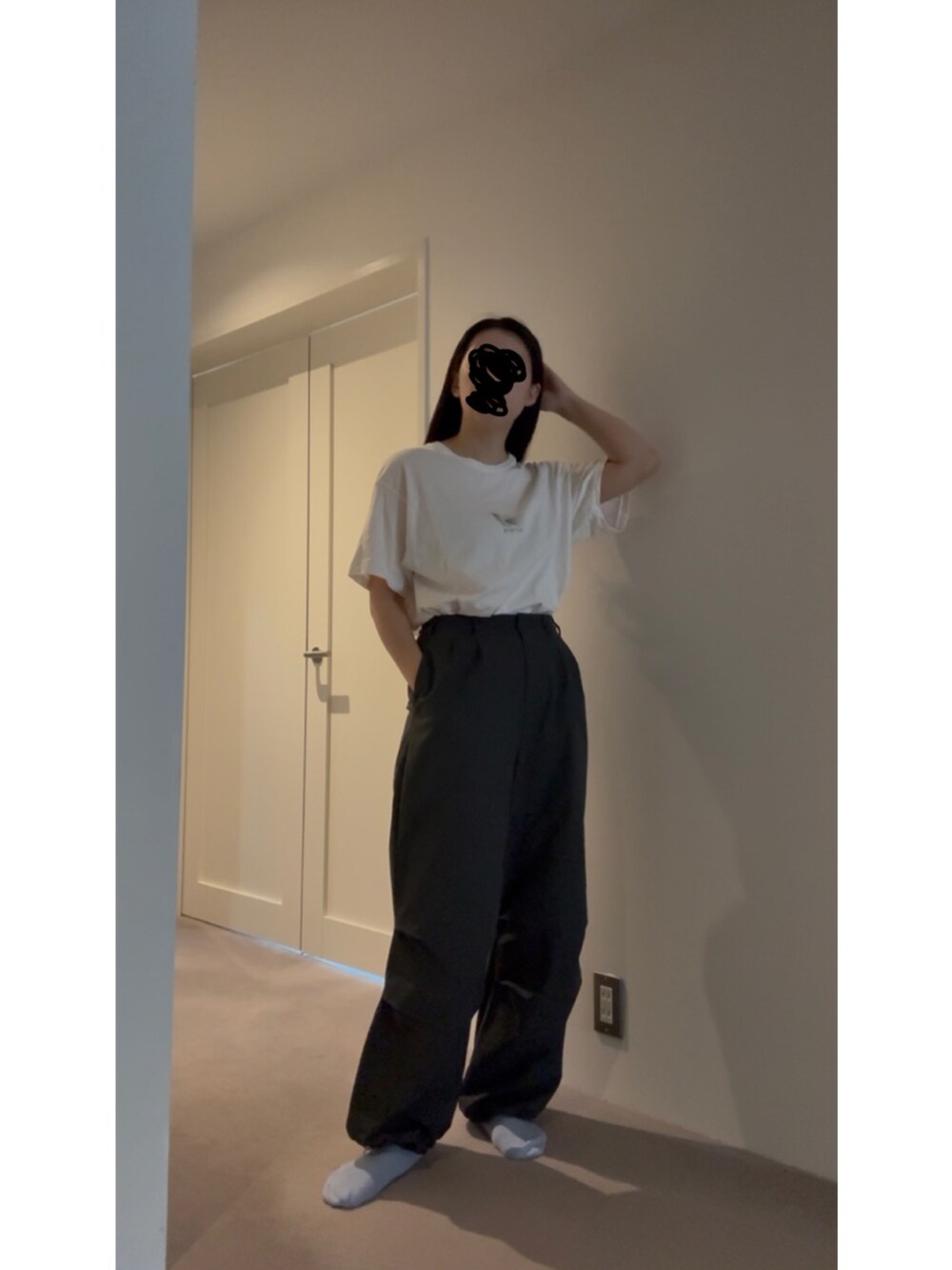 ブルー系のスニーカー、グレー系のその他パンツ、シルバー系のメガネを着用したレディースの秋コーディネートの3枚目の写真